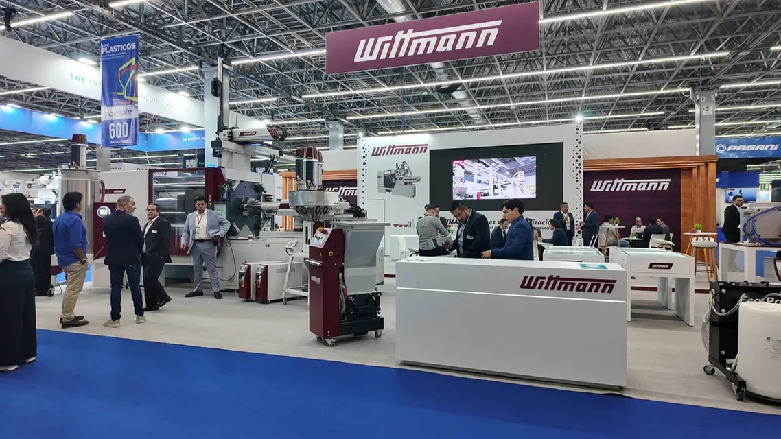 Automatización inteligente en inyección: Wittmann presenta celda integrada con IA en Expo Plásticos 2026